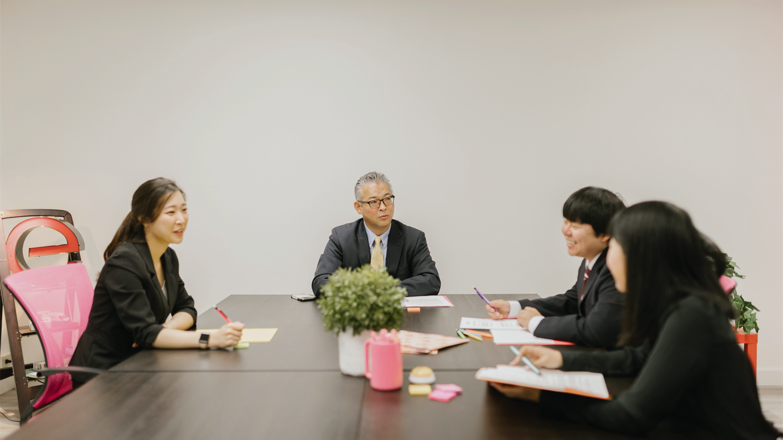 日本の企業で対話しながら理念を実務へ落とし込むチームのイメージ