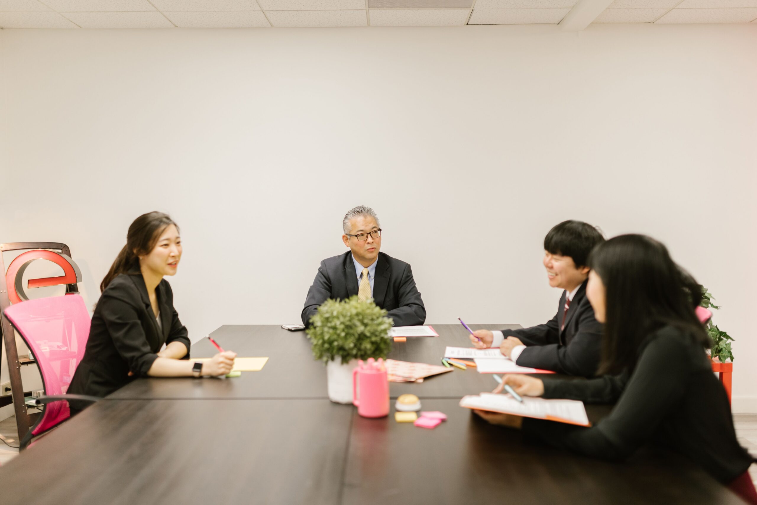 業務と人材の課題を整理する日本の職場
