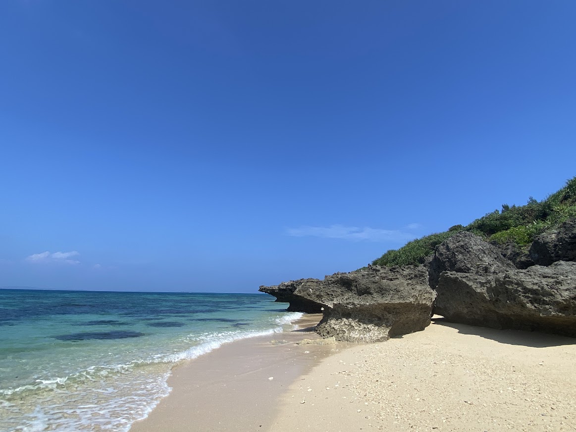 日常から離れ、自社の未来を考える島の海辺